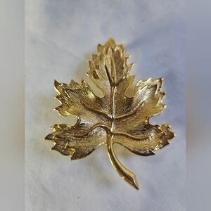Vintage Gold Tone Maple Leaf Brooch